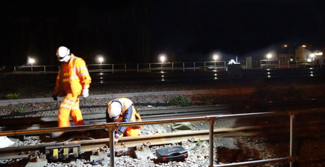 portable led work light for temporary emergency railway repair