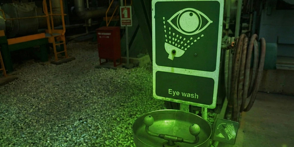 Why and How to Choose Green LED Lights for Eyewash Stations