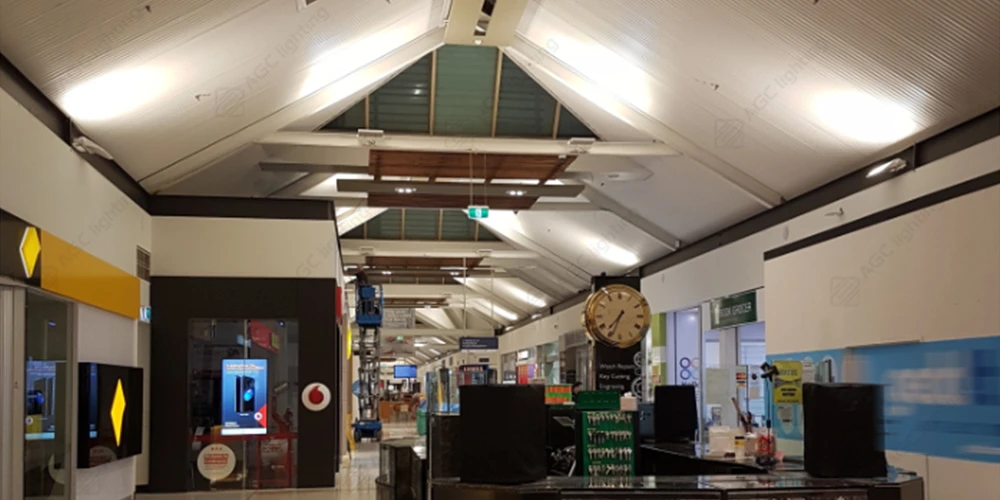 wall mounted flood light illuminate the roof of the shopping mall center