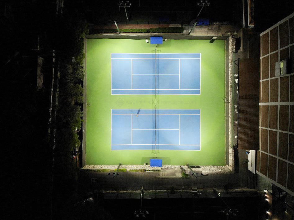 300W flood light in tennis court