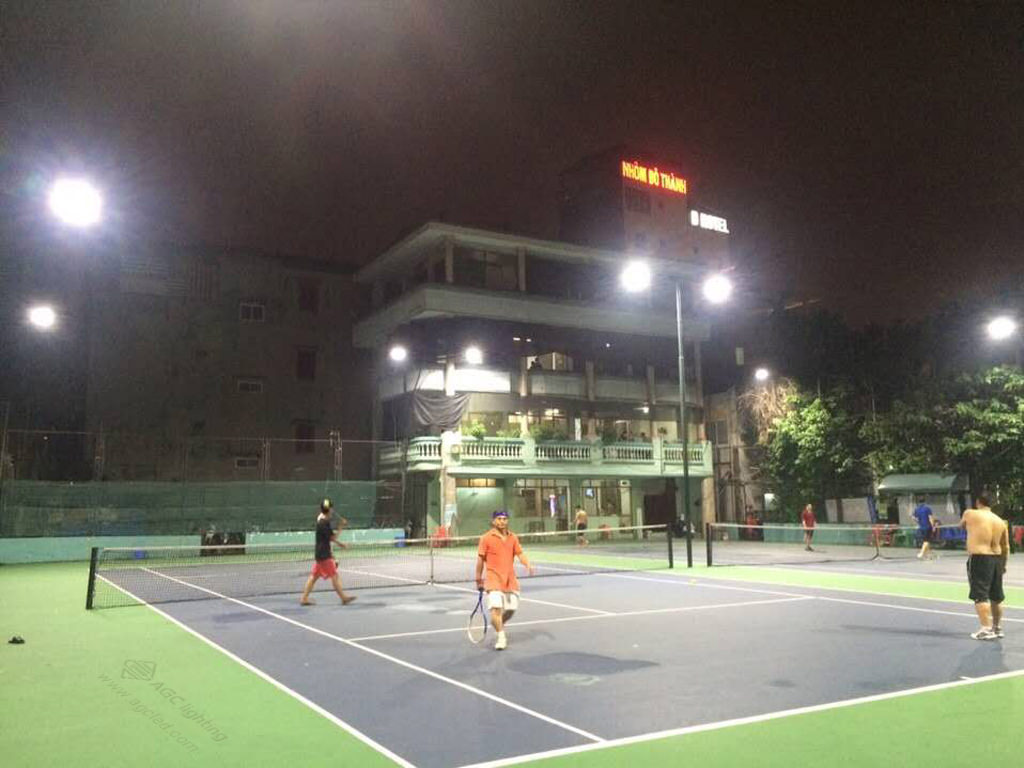 300lux flood light in outdoor tennis court
