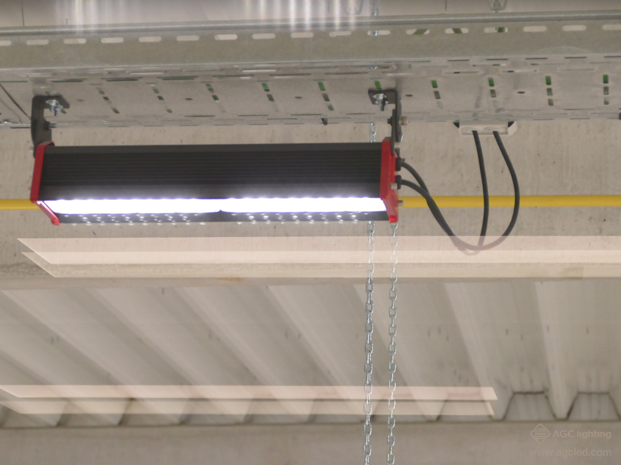 90° light distribution linear light in warehouse