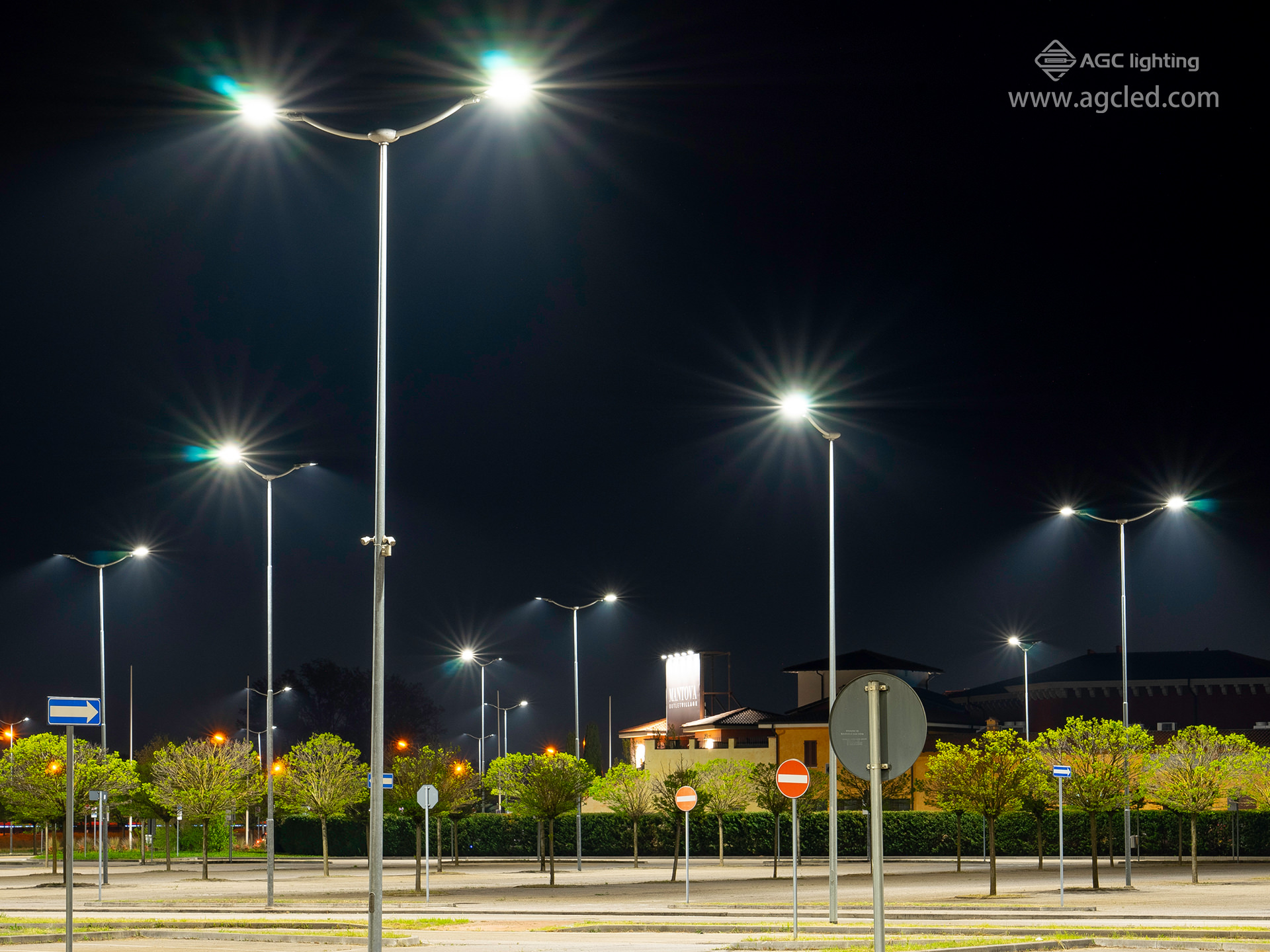 Outlet parking lot (night) Spigot Reducer