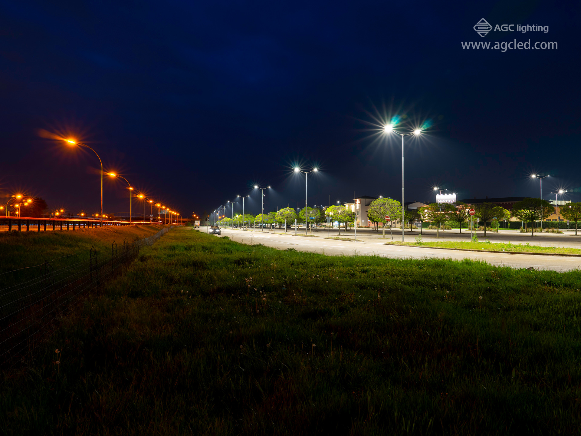 150w led street light vs conventional light in outlet parking lot
