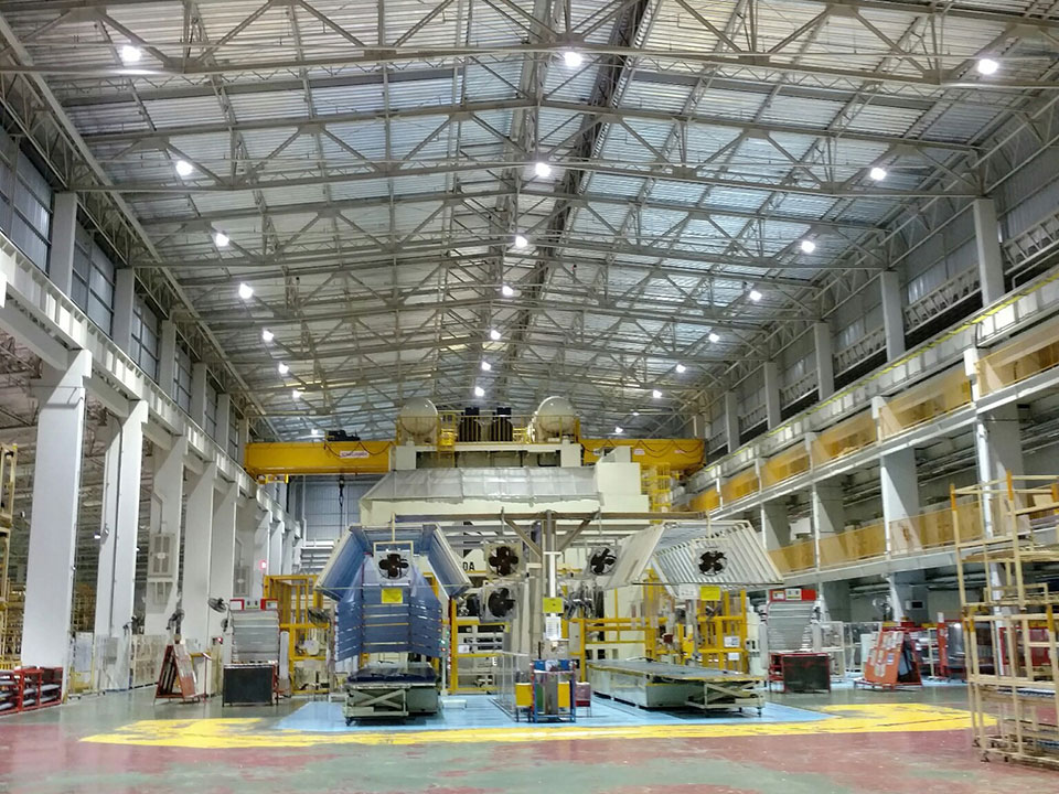 HiCloud-high-bay-ceiling-bracket-mounting-in-factory