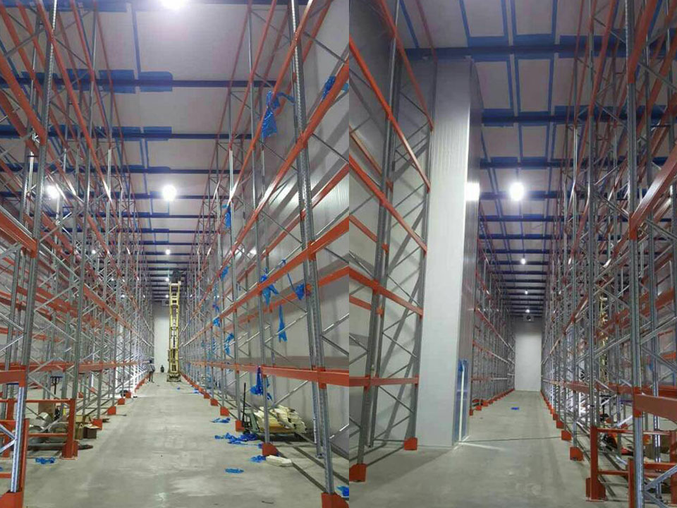 HiRack-linear-light-with-PIR-sensor-in-warehouse